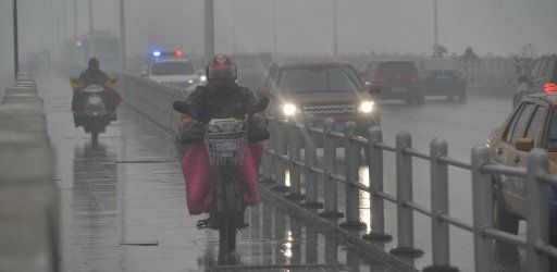 (150113) -- CHANGSHA, Jan. 13, 2015 (Xinhua) -- People ride in smog in Changsha, capital of central China\
