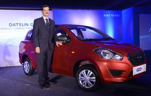 (150116) -- NEW DELHI, Jan. 16, 2015 (Xinhua) -- Managing Director of Nissan Motor India Pvt. Ltd Arun Malhotra presents the new "Datsun Go+" during the launch of the car in New Delhi, India, Jan. 16, 2015. (Xinhua\/Partha Sarkar)