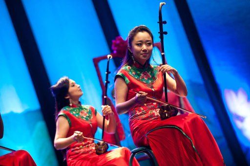 (150117) -- VINA DEL MAR, Jan. 17, 2015 (Xinhua) -- Chinese musicians take part in the performance of the "Band of Butterfly Girls" during the Gala Concert organized by the Confucius Institute of the University of Santo Tomas to celebrate the ...