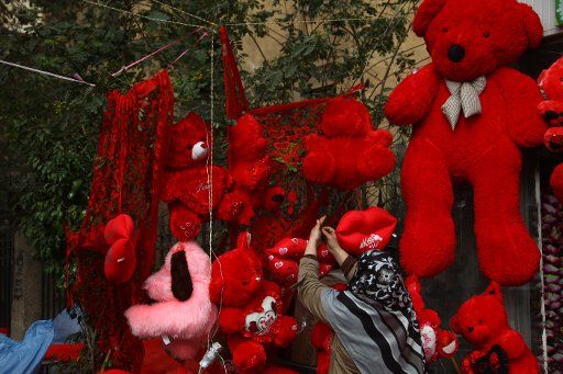 (150214) -- CAIRO, Feb. 14, 2015 (Xinhua) -- An Egyptian vendor displays gifts in front of a shop decorated for Valentine\