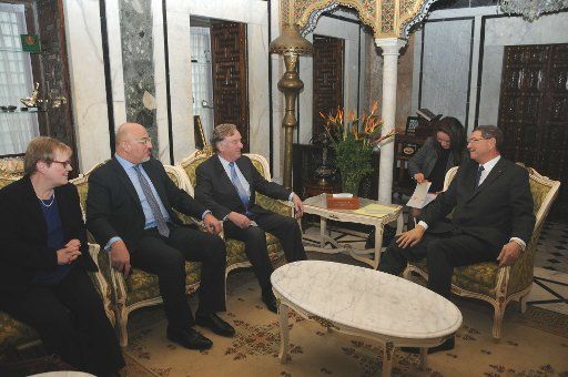 (150214) -- TUNIS, Feb. 14, 2015 (Xinhua) -- Tunisian Prime Minister Habib Essid(1st R) meets with Richard Ottaway(3rd L), chairman of the UK\