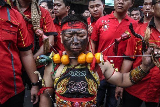 (150224) -- RIAU, Feb. 24, 2015 (Xinhua) -- Indonesian Chinese people participate in the celebration of Chinese Lunar New Year Parade at Selat Panjang, Riau, Indonesia. Feb. 24, 2015. (Xinhua\/Tanto H)