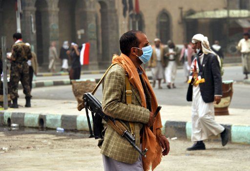 (150403) -- SANAA, April 3, 2015 (Xinhua) -- A Yemeni wears a mask as a sand storm hits Sanaa, capital of Yemen, on April 3, 2015. (Xinhua\/Hani Ali)