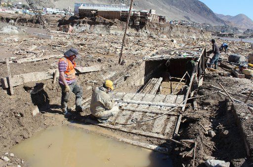 (150406) -- CHANARAL, April 6, 2015 (Xinhua) -- People work at the site where a tent of the Mexican Circus Spectacular Fuentes Gasca Brothers was damaged after a strong storm in Chanaral, Chile April, 2, 2015. According to the local press, on March ...