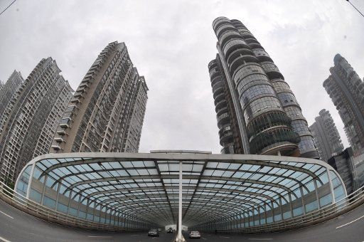 (150421) -- CHANGSHA, April 21, 2015 (Xinhua) -- Photo taken on April 21, 2015 shows newly-built residential apartment buildings in the downtown of Changsha, capital of central China\