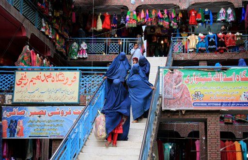 (150319) -- NANGARHAR, March 19, 2015 (Xinhua) -- Afghan women walk at a market in Nangarhar province, eastern Afghanistan, March 19, 2015. (Xinhua\/Tahir Safi)