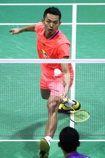 (150327) -- NEW DELHI, March 27, 2015 (Xinhua) -- Lin Dan of China returns a shot during the quarter-final of the men\