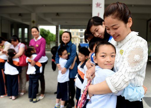 (150508) -- HEFEI, May 8, 2015 (Xinhua) -- Pupils hug their mothers during a smiling activity at Jinxiu Primary School in Hefei, capital of east China\
