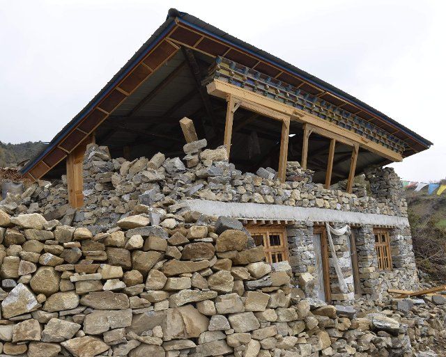 (150426) -- GYIRONG, April 26, 2015 (Xinhua) -- Photo taken on April 26, 2015 shows a damaged house in Gyirong County of Xigaze, southwest China\
