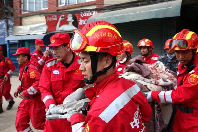 (150426) -- KATHMANDU, April 26, 2015 (Xinhua) -- Members of China International Search and Rescue Team transfer a survivor in Kathmandu, capital of Nepal, on April 26, 2015. China International Search and Rescue Team rescued the first survivor ...