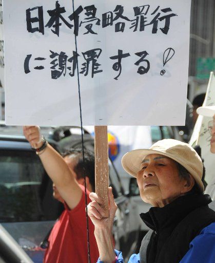 (150429) -- SAN FRANCISCO, April 29, 2015 (Xinhua) -- An old woman is seen in a demonstration against Japanese Prime Minister Shinzo Abe\