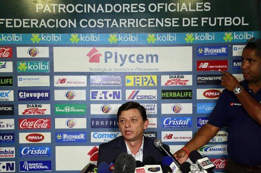 (150528) -- SAN ANTONIO DE BELEN, May 28, 2015 (Xinhua) -- Jorge Hidalgo (L), vice president of the Costa Rican Football Federation (FEDEFUTBOL, for its acronym in Spanish), takes part in a press conference in San Antonio de Belen, Costa Rica, on ...