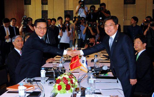 (150601) -- SEOUL, June 1, 2015 (Xinhua) -- Chinese Commerce Minister Gao Hucheng (L) and his South Korean counterpart Yoon Sang-jick shake hands during their meeting in Seoul, South Korea, June 1, 2015. (Xinhua\/Gang Ye) (djj)