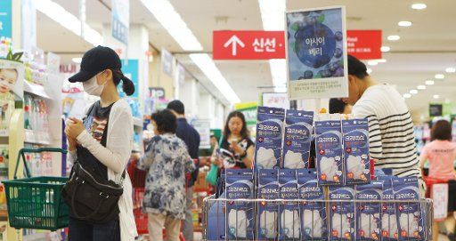 (150602) -- SEOUL, June 2, 2015 (Xinhua) -- People shop masks as a precaution against MERS at a supermarket in Seoul, South Korea, on June 2, 2015. Fears for the Middle East Respiratory Syndrome (MERS) reached a peak in South Korea as the first two ...