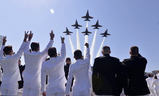 (150522) -- ANNAPOLIS, May 22, 2015 (Xinhua) -- The U.S. Navy Blue Angels fly over graduation ceremony at the U.S. Naval Academy(USNA) in Annapolis, Maryland, the United States, May 22, 2015. More than 1000 students graduated Friday from USNA. (...