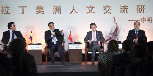 (150522) -- BOGOTA, May 22, 2015 (Xinhua) -- Chinese Premier Li Keqiang (2nd L) and Colombian President Juan Manuel Santos (2nd R) attend a symposium on China-Latin America cultural exchange in Bogota, Colombia, May 22, 2015. (Xinhua\/Zhang Duo) (zkr)...