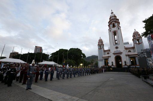 (150624) -- CARACAS, June 24, 2015 (Xinhua) -- People take part in the raising ceremony of Venezuelan national flag as part of the commemoration events for the 194th anniversary of the Battle of Carabobo, a key event in the nation\
