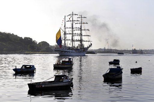 (150625) -- HAVANA, June 25, 2015 (Xinhua) -- The Venezuelan Navy training vessel the Simon Bolivar arrives at the port of Havana, capital of Cuba, on June 24, 2015. Venezuelan Navy training vessel the Simon Bolivar docked in Havana\