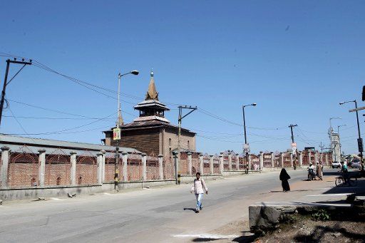 (150627) -- SRINAGAR, June 27, 2015 (Xinhua) -- Kashmiri people walk outside Jamia Masjid (Grand Mosque) during a strike in Srinagar, the summer capital of Indian-controlled Kashmir, June 27, 2015. Normal life in Srinagar city on Saturday remained ...