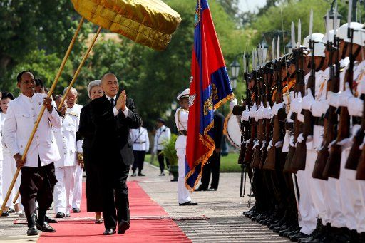 (150619) -- PHNOM PENH, June 19, 2015 (Xinhua) -- Cambodian King Norodom Sihamoni (2nd L, front) attends the funeral ceremony of ex-ruling Cambodian People\