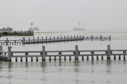 (150619) -- JIUJIANG, June 19, 2015 (Xinhua) -- A viewing deck is flooded in the Xingzi water area of Poyang Lake in east China\