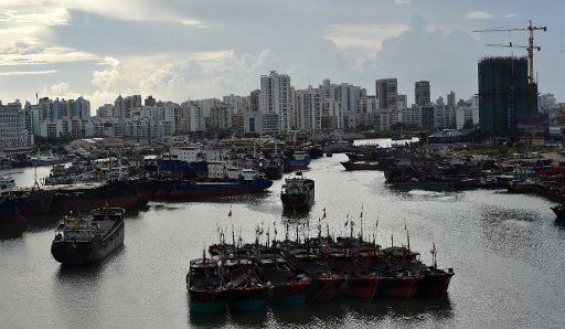 (150621) -- HAIKOU, June 21, 2015 (Xinhua) -- Vessels are berthed at Xingang Port to avoid the upcoming tropical depression in Haikou, capital of south China\
