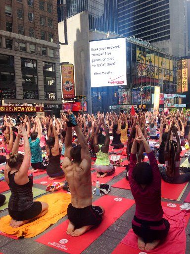 (150622) -- NEW YORK, June 22, 2015 (Xinhua) -- Enthusiasts practice yoga during the "Solstice in Times Square" event at Times Square in New York, the United States, June 21, 2015. On Dec. 11, 2014, the United Nations General Assembly proclaimed in ...