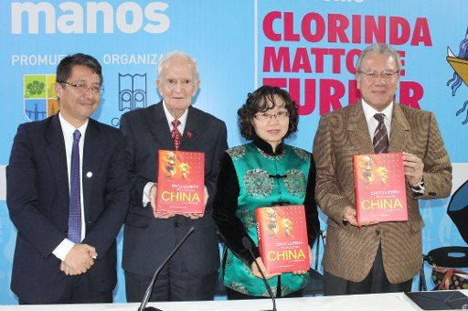 (150721) -- LIMA, July 21, 2015 (Xinhua) -- (From L to R) Director of the Confucius Institute of the Pontificial Catholic University of Peru Ruben Tang, professor Guillermo Danino, Cultural Counselor of Chinese Embassy in Peru Zhu Zhaoyang, and ...
