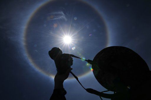 (150721) -- LHASA, July 21, 2015 (Xinhua) -- A tourist takes photo of solar halo in Lhasa, capital of southwest China\