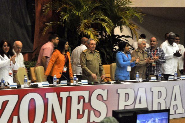 (150719) -- HAVANA, July 19, 2015 (Xinhua) -- The Cuban leader Raul Castro (C) attends the closing meeting of the 10th Congress of the Young Communist League (UJC) in the Conventions Palace, in Havana, Cuba, on July 19, 2015. Raul Castro and 600 ...