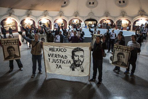 (150817) -- BUENOS AIRES, Aug. 17, 2015 (Xinhua) -- Argentine photojournalists hold banners during a demonstration against the murder of Mexican photojournalist Ruben Espinosa in the 26th Annual Argentine Photojournalism Show in Buenos Aires city, ...