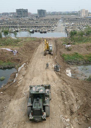 (150819) -- TIANJIN, Aug. 19, 2015 (Xinhua) -- Soldiers clear a route at the explosion site in Tianjin, north China, Aug. 19, 2015. Chinese soldiers are clearing a second emergency route to aid access to the core area of two massive explosions at a ...