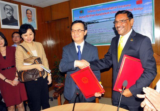 (150826) -- DHAKA, Aug. 26, 2015 (Xinhua) -- Chinese Commerce Minister Gao Hucheng (2nd R) shakes hands with Bangladeshi Road Transport and Bridges Minister Obaidul Quader (1st R) after signing an agreement of the seventh Bangladesh-China Friendship ...