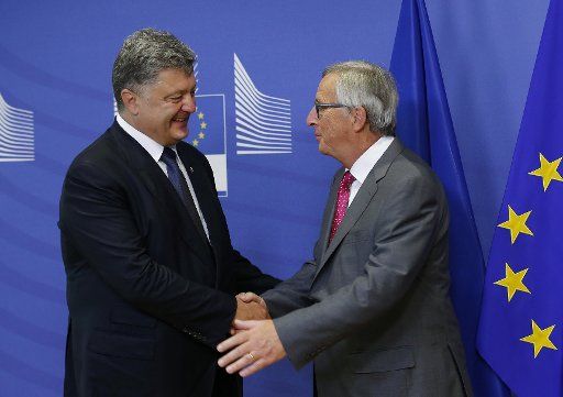 (150827) -- BRUSSELS, Aug. 27, 2015 (Xinhua) -- European Commission President Jean-Claude Juncker (R) meets with Ukraine\