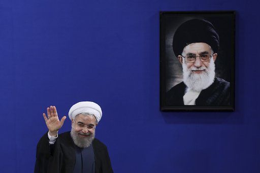 (150829) -- TEHRAN, Aug. 29, 2015 (Xinhua) -- Iranian President Hassan Rouhani waves after a press conference at the presidential palace in Tehran, Iran, Aug 29, 2015. Iran considers China its major partner in the country\