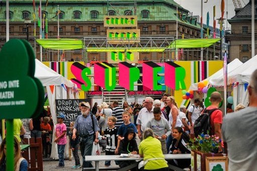 (150811) -- STOCKHOLM, Aug. 11, 2015 (Xinhua) -- Visitors enjoy the Culture Festival in?Stockholm, capital of Sweden, Aug. 11, 2015. The Culture Festival, which?Stockholm of Sweden and Great Britain joined to present lasts from Aug. 11 to Aug. 16. (...