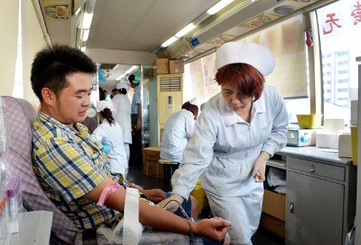 (150813) -- TIANJIN, Aug. 13, 2015 (Xinhua) -- College student Gong Tao donates blood at a blood donation bus at Tianjin Railway Station in Tianjin, north China, Aug. 13, 2015. The death toll has climbed to 44 from two massive blasts that ripped ...