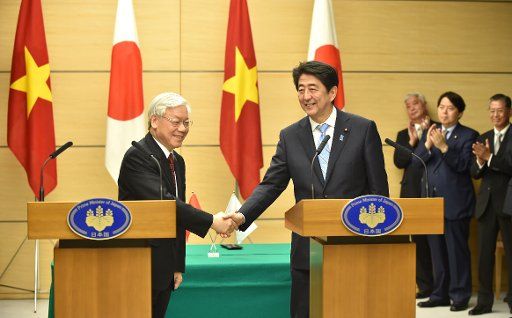 (150915) -- TOKYO, Sept. 15, 2015 (Xinhua) -- General Secretary of the Communist Party of Vietnam (CPV) Nguyen Phu Trong (L) shakes hands with Japanese Prime Minister Shinzo Abe during a press conference after their meeting in Tokyo, Japan, Sept. 15,...