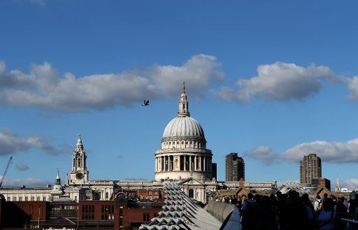 (151016) -- LONDON, Oct. 16, 2015 (Xinhua) -- Photo taken on Sept. 27, 2015 shows the St. Paul\