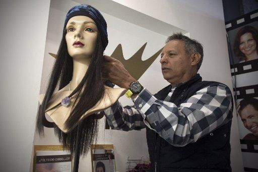 (151017) -- MEXICO CITY, Oct. 17, 2015 (Xinhua) -- Image taken on Oct. 16, 2015 shows Javier Calderon, a specialist in oncology wigs for 15 years, preparing a mannequin to display a wig in Mexico City, capital of Mexico. According to the specialists,...