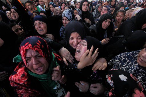 (151021) -- HEBRON, Oct. 21, 2014 (Xinhua) -- Relatives of Palestinian Uday al-Masalma, who was killed by Israeli troops on Tuesday, mourn during his funeral near the West Bank city of Hebron on Oct. 21, 2015. (Xinhua\/Luay Sababa)