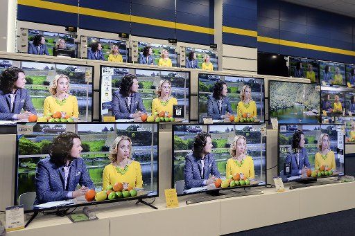 (150928)-- NARVA, Sept. 28, 2015(Xinhua)-- A program of ETV+ is seen on screens in an electronic supermarket in Narva, the third largest city of Estonia with more than 90 percent Russian-speaking population, on the morning of Sept. 28, 2015. The ...