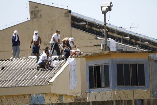 (151006) -- PARANA, Oct. 6, 2015 (Xinhua) -- Inmates hold a hostage during a riot in the State Penitentiary of Londrina, in the northern region of Parana, Brazil, on Oct. 6, 2015. According to local press, the inmates of the State Penitentiary of ...