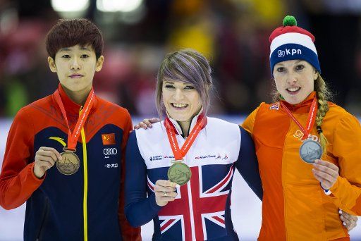 (151108) -- TORONTO, Nov. 8, 2015 (Xinhua) -- Bronze medalist Fan Kexin (L) of China, gold medalist Elise Christie (C) of Britain and silver medalist Van Lara Ruijven of the Netherlands pose for photograph during the awarding ceremony of ladies 500m ...