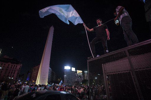 (151115) -- BUENOS AIRES, Nov. 15, 2015 (Xinhua) -- Residents take part in a rally in support of the presidential candidate of the ruling party Front for the Victory Daniel Scioli, in Buenos Aires city, capital of Argentina, on Nov. 14, 2015. The ...