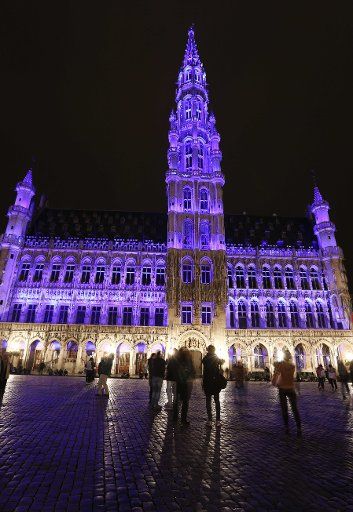 (151024) -- BRUSSELS, Oct. 24, 2015 (Xinhua) -- The City Hall at the grand market is lit up blue in Brussels, capital of Belgium, as part of the worldwide celebrations for the 70th founding anniversary of the United Nations, on Oct. 24, 2015. (...