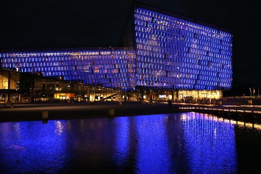 (151024) -- REYKJAVIK, Oct. 24, 2015 (Xinhua) -- The Harpa Concert Hall and Conference Centre is lit up blue in Reykjavik, Iceland, as part of the worldwide celebrations for the 70th founding anniversary of the United Nations, on Oct. 24, 2015. (...
