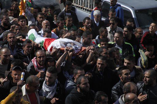 (151027) -- Hebron, October 27, 2015 (Xinhua) -- Mourners carry the body of 19-year-old Palestinian Iyad Jaradat, who was killed in clashes with the Israeli army, during his funeral in Sair town, northeast of Hebron, Oct. 27, 2015. Three ...
