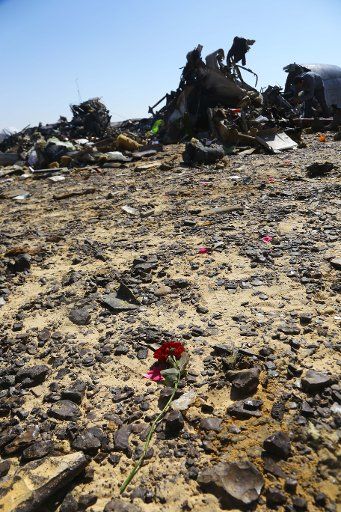 (151102)-- ARISH CITY, Nov. 2, 2015(Xinhua)-- Debris of crashed Russian passenger airplane is seen at the Hassana area in Arish city, north Egypt, on November 1, 2015. Egyptian and international investigators on Sunday have begun probing the ...