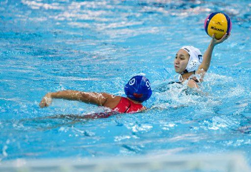 (151216) -- FOSHAN, Dec. 16, 2015 (Xinhua) -- Sakanoue Chiaki (R) of Japan competes during the first day of Asian Water Polo Championship match against China, in Foshan, south China\